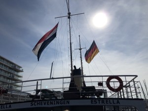 De-vlag-is-halfmast-gehezen-om-rouw-aan-uit-te-drukken-als-gastvlag-de-Duitse-vlag
